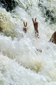 Canada, province de Québec, Réserve faunique de la Vérendrye, rivière des Outaouais, relaxation dans la cascade