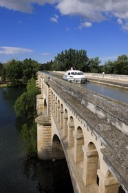 France, Hérault (34), Béziers, le Pont Canal du Canal du Midi, classé Patrimoine Mondial de l'UNESCO, passant sur la rivière Orb