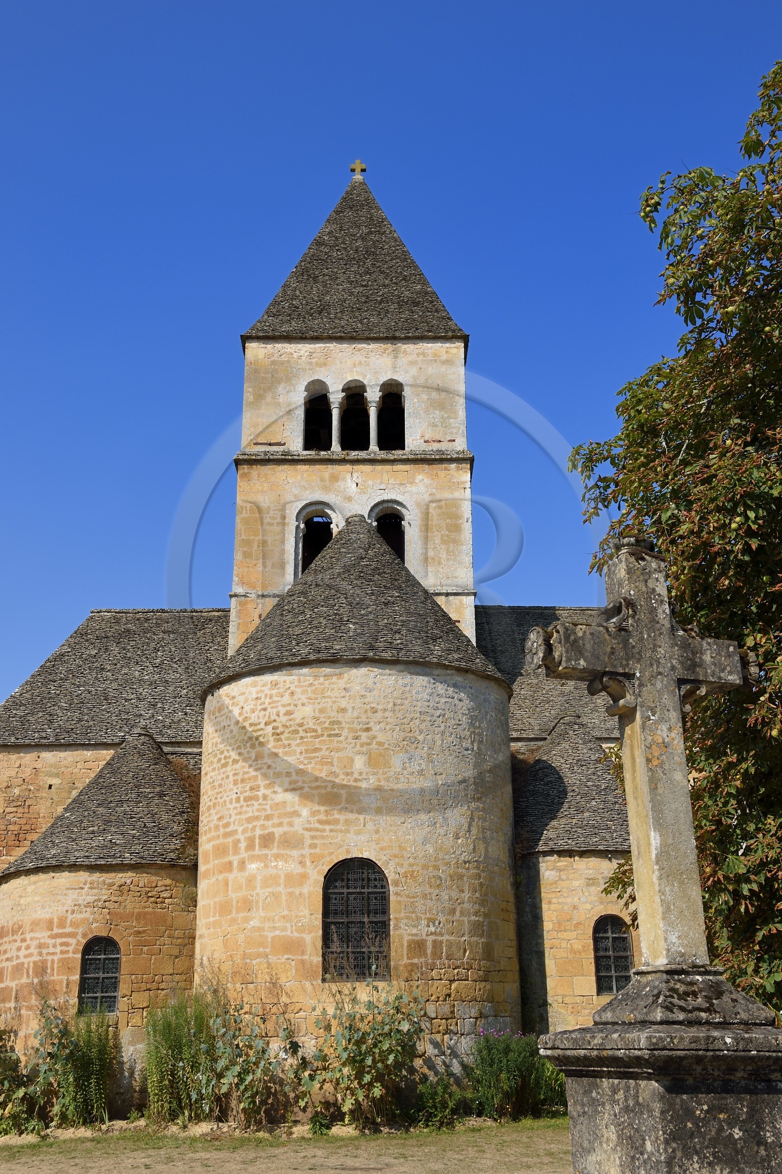 France, Dordogne (24), Périgord Noir, vallée de la Vézère, Saint-Léon-sur-Vézère, labellisé Les Plus Beaux Villages de France, l'église romane Saint-Léonce