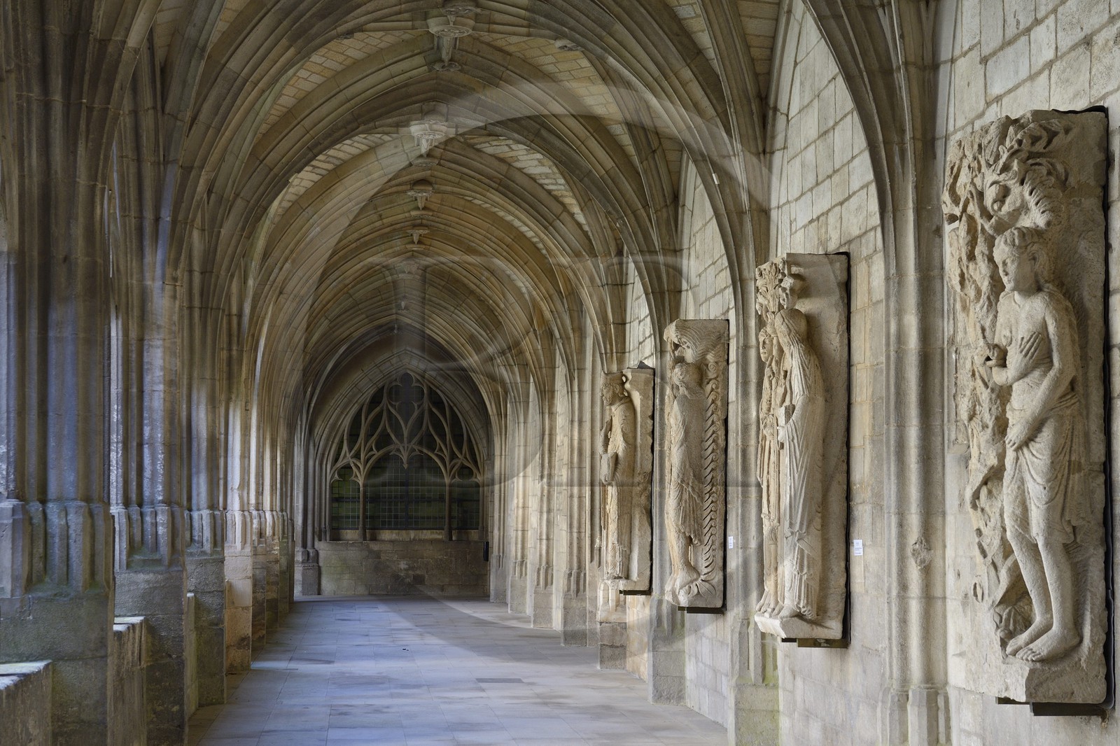 France, Meuse (55), Verdun, Ville Haute, cathédrale Notre-Dame du Xe siècle, statues romanes du XIIème siècle dans le cloitre