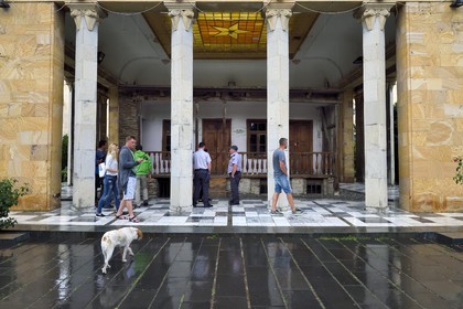 Géorgie, Kartlie intérieure, Gori, ville natale de Joseph Staline, la maison natale de Staline dans son écrin au musée Staline