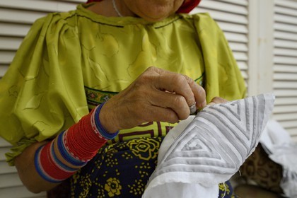 Panama, Panama City, atelier de la créatrice de mode française Helene Breebaart, travail de broderie traditionnelle d'un Mola par une amérindienne Kuna (Cuna)