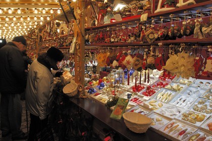 France, Bas Rhin (67), Strasbourg, vente d'objets decoratifs dans les cabanes du Marché de Noel