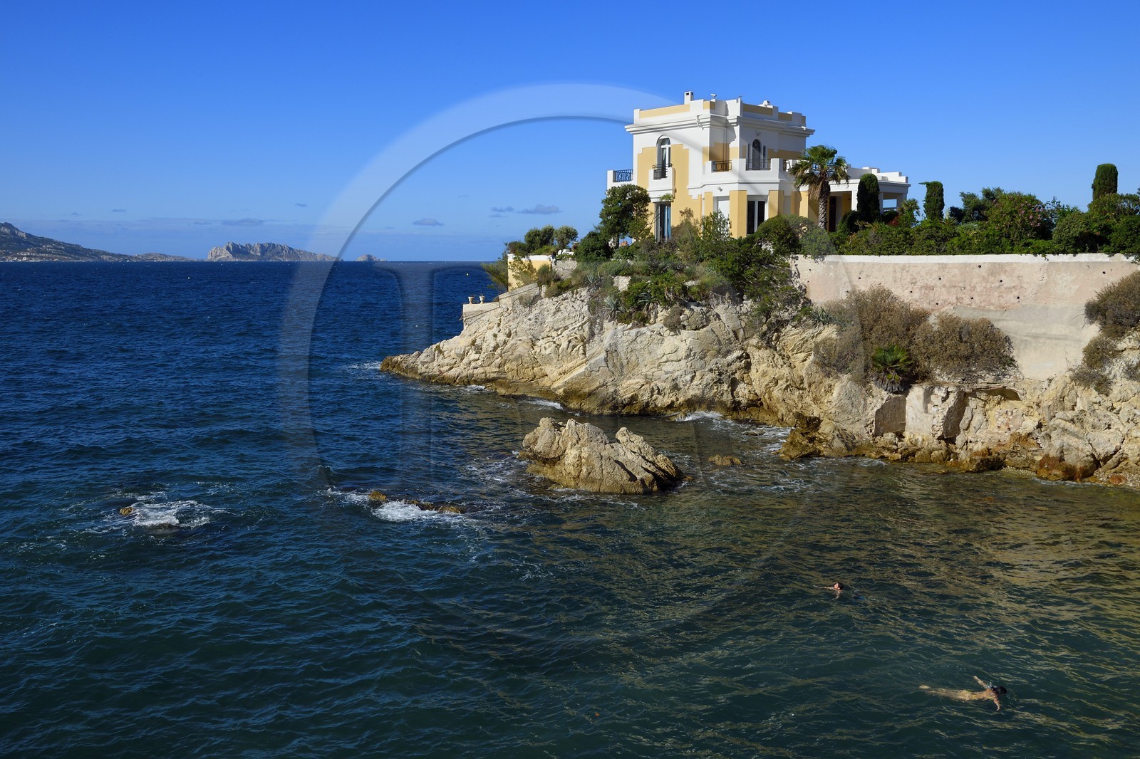 France, Bouches-du-Rhône (13), Marseille, quartier d'Endoume, Malmousque, Anse de Maldormé dominé par la Villa Petite Ourse
