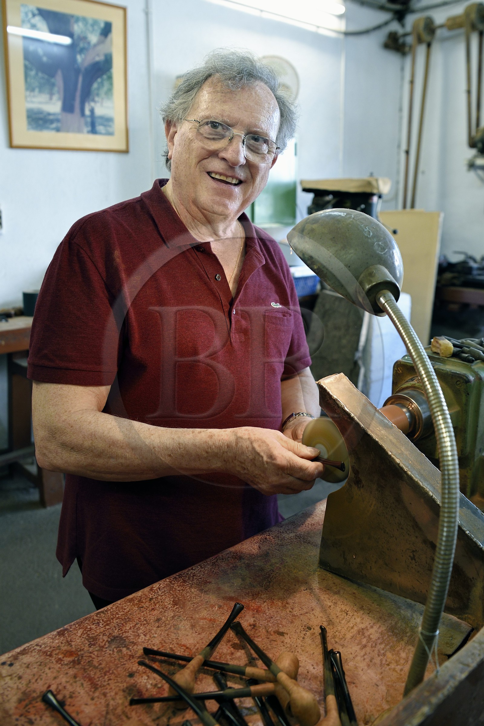 France, Var (83), Presqu'Ile de Saint-Tropez, Cogolin, le maître pipier René Courrieu, fabricant de pipes en racine de bruyère des Maures, polissage de la pipe