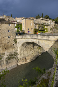 France, Vaucluse (84), Vaison-la-Romaine, le pont romain sur l'Ouvèze datant du 1er siècle apr. J.-C. qui relie la ville basse et la ville médiévale