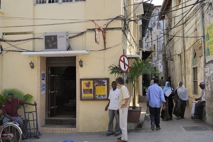 Tanzanie, archipel de Zanzibar, île de Unguja (Zanzibar), ville de Zanzibar, quartier Stone Town, classé Patrimoine Mondial de l' UNESCO, la rue principale Shangani street, la maison natale de Farok Bulsara alias Freddie Mercury
