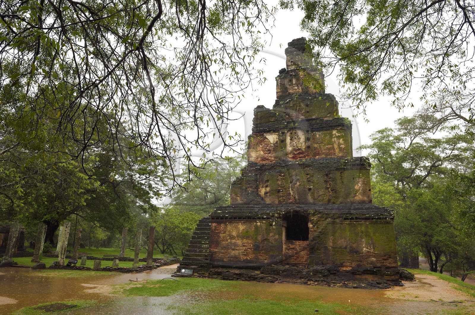 Sri Lanka, province du Centre-Nord, Polonnaruwa, l'ancienne capital du pays (XIe au XIIIe siècle) est classée au Patrimoine Mondial de l'UNESCO, terrasse de la relique de la Dent (Dala Maluwa), stupa Satmahal Prasada du XIIe siècle
