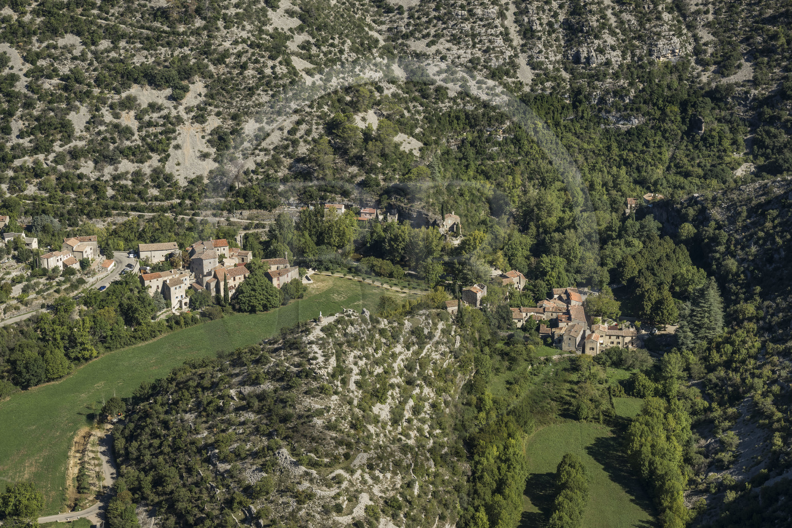 France, Hérault (34), les Causses et les Cévennes, paysage culturel de l'agro-pastoralisme méditerranéen inscrit au Patrimoine Mondial de l'UNESCO, Saint-Maurice-Navacelles, le Cirque de Navacelles, le rocher de la Vierge est entouré par un bras mort de la rivière La Vis