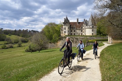 France, Dordogne (24), Périgord Vert, Villars, cyclistes faisant la véloroute la Flow Vélo devant le château de Puyguilhem de style Renaissance