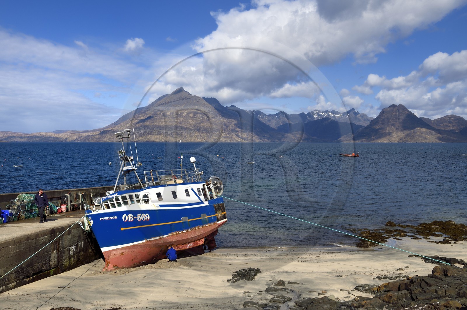 Royaume-Uni, Ecosse, région des Highlands, les Hébrides, Ile de Skye, bateau de pêche dans le petit port du village de Elgol sur les rives du Loch Scavaig au bout de la péninsule de Strathaird et le massif des Black Cuillin Mountains en arrière plan