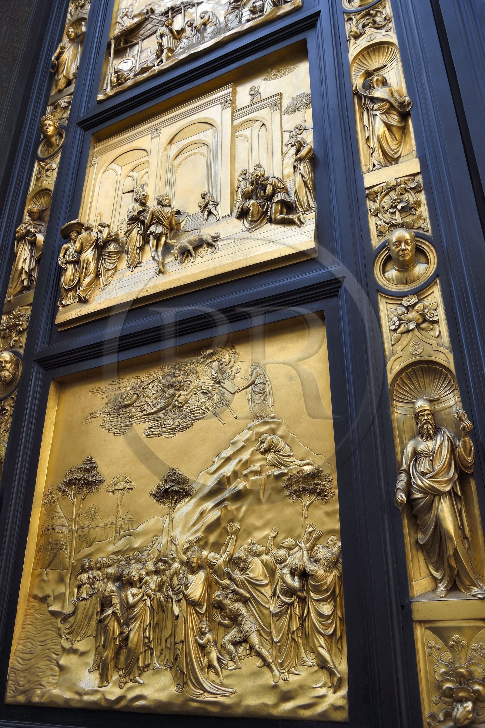 Italie, Toscane, Florence, centre historique classé Patrimoine Mondial de l'UNESCO, quartier du Duomo, baptistère de San Giovanni (baptistère Saint-Jean), Porta del Paradiso, Portes du Paradis, porte décorée de scène de la Bible sculptée par Ghiberti, autoportrait de Lorenzo Ghiberti au centre à droite