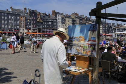 France, Calvados (14), Honfleur, le peintre honfleurais Daniel Lallemand peignant le Vieux-Bassin