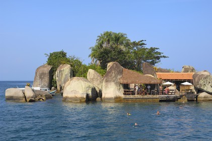 Brésil, Etat de Rio de Janeiro, Paraty, Ile Catimbau, la famille de Maria Irène Campers vit sur l'Ile et tient le petit restaurant de poisson Eh-Laho