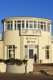 France, Calvados (14), Pays d'Auge, Deauville, Le Point de Vue est l’ancien club-house du Deauville Yacht Club conçu par l’architecte Georges Wybo
