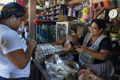 Nicaragua, Leon, marché du quartier de Sutiaba, épicier