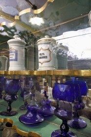 Italie, Toscane, Florence, centre historique classé Patrimoine Mondial de l'UNESCO, Officina profumo, farmaceutica di Santa Maria Novella, ancienne officine d'apothicaire italienne devenue une maison de parfum et de soins corporels, vitrine de l'ancienne salle des ventes