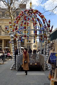 France, Paris (75), Palais-Royal, Place Colette, bouche de métro de la station Palais Royal - Musée du Louvre conçue en 2000 par le plasticien Jean-Michel Othoniel et intitulée Kiosque des Noctambules