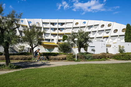 France, Hérault (34), La Grande-Motte, labellisé patrimoine du XXème siècle, quartier du Couchant à l'ouest du port, l'immeuble Le Calypso de l'architecte T. Fayeton et appartenant au style architectural féminin conques de Vénus