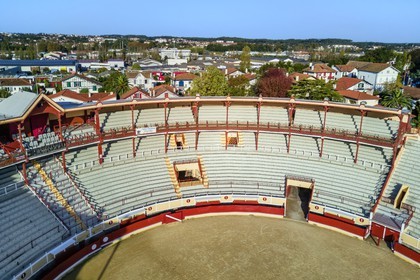 France, Pyrénées-Atlantiques (64), Pays-Basque, Bayonne, les arènes (vue aérienne)