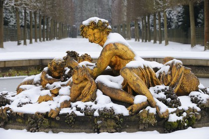 France, Yvelines (78), parc du château de Versailles sous la neige, classé Patrimoine Mondial de l'UNESCO, bassin de Bacchus ou de l'Automne oeuvre de Marsy