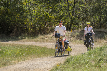 France, Maine-et-Loire (49), vallée de la Loire classée au Patrimoine Mondial par l'UNESCO, Dampierre à l'Est de Saumur, randonnée à bicyclette le long des berges de la Loire sur la piste cyclable La Loire à Vélo, vélo avec une remorque transportant le matériel de camping