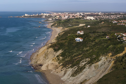France, Pyrénées-Atlantiques (64), la côte du Pays-Basque à Bidart, la plage au pied de la falaise (vue aérienne)