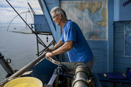 France, Loire-Atlantique (44), Estuaire de la Loire, Saint-Nazaire, plage de Trébézy, pêcheries de Gavy, le pêcheur Roland Dupont dans sa cabane de pêche traditionnelle au carrelet