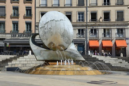 France, Rhône (69), Lyon, site historique classé Patrimoine Mondial de l'UNESCO, place Louis Pradel, Fontaine Béraudier oeuvre du sculpteur Ipoustéguy