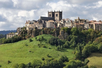 France, Cantal (15), Saint-Flour, la ville haute est située sur la Planèze, grand plateau volcanique du Cantal