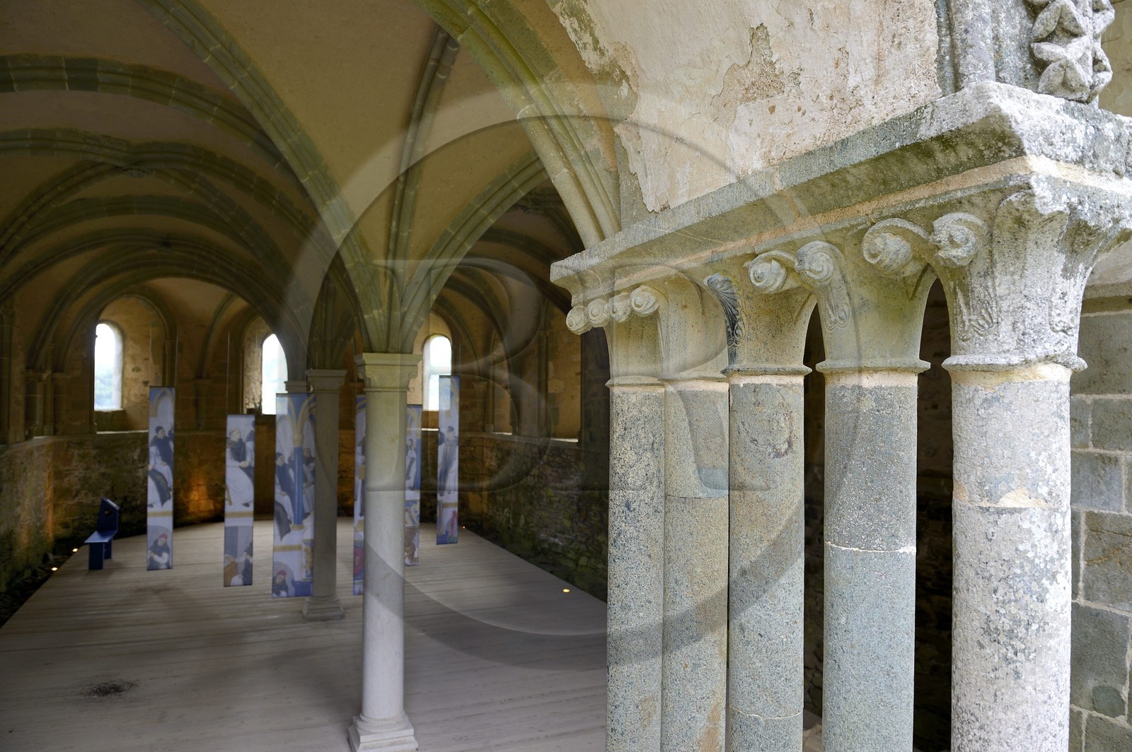 France, Côtes-d'Armor (22), étape sur le chemin de Saint-Jacques de Compostelle, Paimpol, abbaye de Beauport du XIIIe siècle, la salle capitulaire dans le cloitre