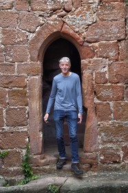 France, Bas-Rhin (67), Parc naturel régional des Vosges du Nord, Niedersteinbach, foret domaniale de Steinbach, ruines du chateau de Wasigenstein, Mathias Heissler, architecte du patrimoine au conseil départemental du Bas-Rhin