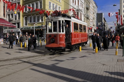 Turquie, Istanbul, quartier de Beyoglu, le vieux tramway dans la rue Istiklal Caddesi