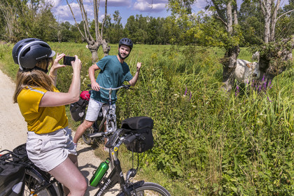 France, Deux-Sèvres (79), le Marais Poitevin, la Venise Verte, Le Vanneau-Irleau, randonnée à bicyclette le long des canaux