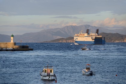 France, Haute-Corse (2B), Balagne, L'Ile Rousse, départ du ferry de la SNCM du port