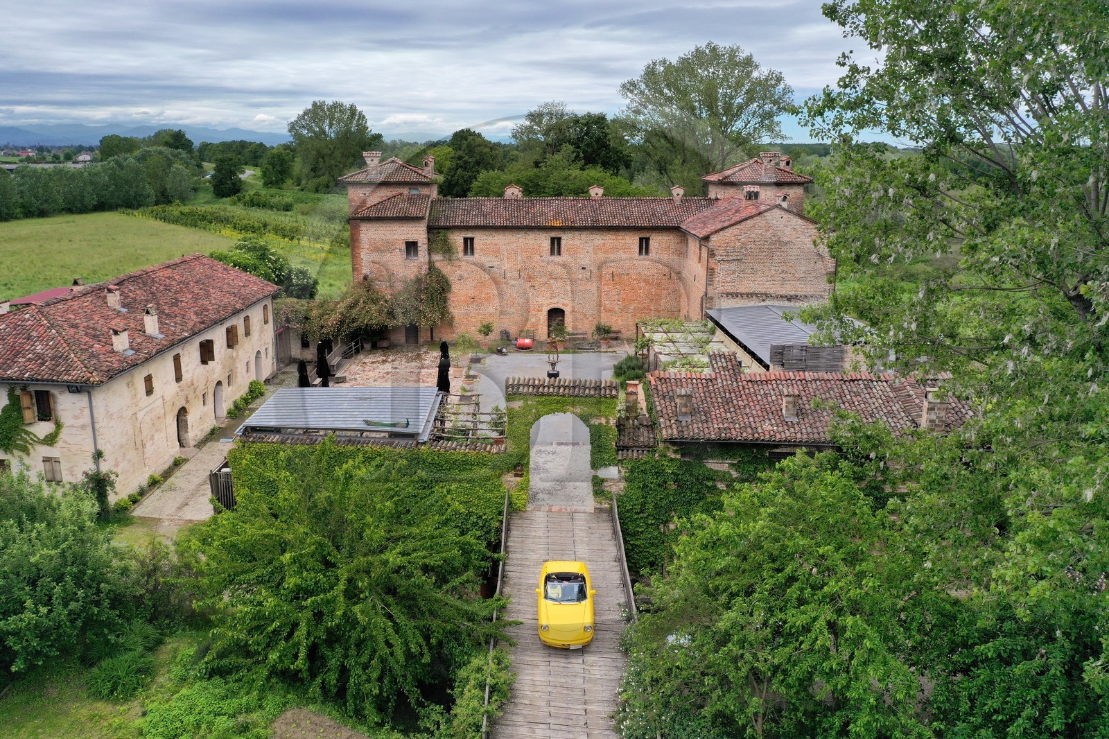 Italie, Emilie-Romagne, Polesine Zibello aux environs de Parme, Hotel et restaurant Antica Corte Pallavicina, cabriolet Alfa Romeo Duetto Spider jaune (vue a