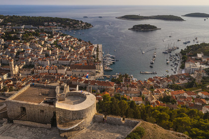 Croatie, Dalmatie, cote dalmate, Ile de Hvar, la ville de Hvar dominé par sa Forteresse espagnole et les Iles Infernales en arrière plan (vue aérienne)