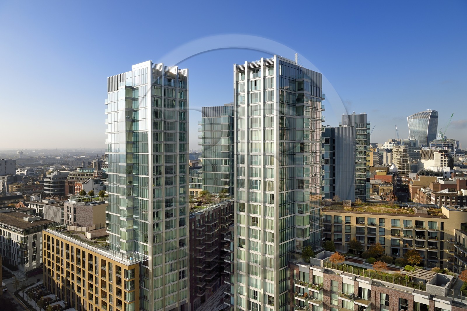 Royaume-Uni, Londres, quartier Whitechapel, les nouveaux immeubles d'Aldgate et le gratte-ciel 20 Fenchurch Street surnommée le Talkie-Walkie conçu par l'architecte Rafael Vinoly en arrière plan