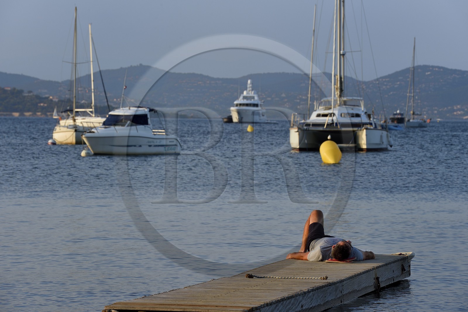 France, Var (83), Saint-Tropez,  baie des Canebiers, ponton sur la plage des Canebiers
