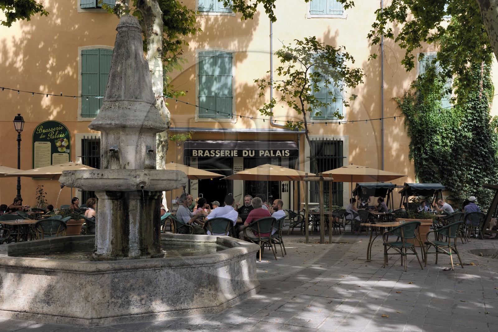 France, Hérault (34), Béziers, terrasse de café place de la Révolution