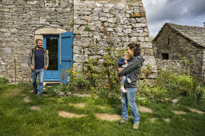 France, Aveyron (12), Nant, Marion Renoud-Lias et Romain Debord, agriculteurs nouvelle génération du Larzac, à la Ferme aromatique des Homs