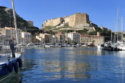 France, Corse-du-Sud (2A), Bonifacio, le port dominé par la citadelle dans la ville haute