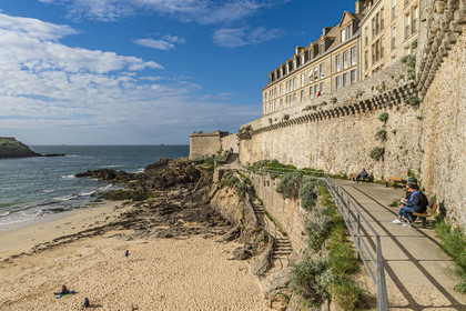 France, Ille-et-Vilaine (35), Côte d'Emeraude, Saint-Malo, la plage du Bon-Secours au pied des remparts de la ville intra-muros