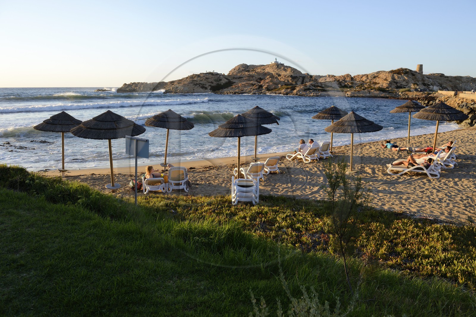France, Haute-Corse (2B), Balagne, L'Ile Rousse, le phare de la Pietra et la tour génoise du XVe siècle en arrière de la plage