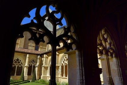 France, Dordogne (24), Périgord Noir, Le Buisson-de-Cadouin, abbaye de Cadouin, étape sur le chemin de Compostelle, site classé Patrimoine Mondial de l'UNESCO, le cloitre du XVe siècle