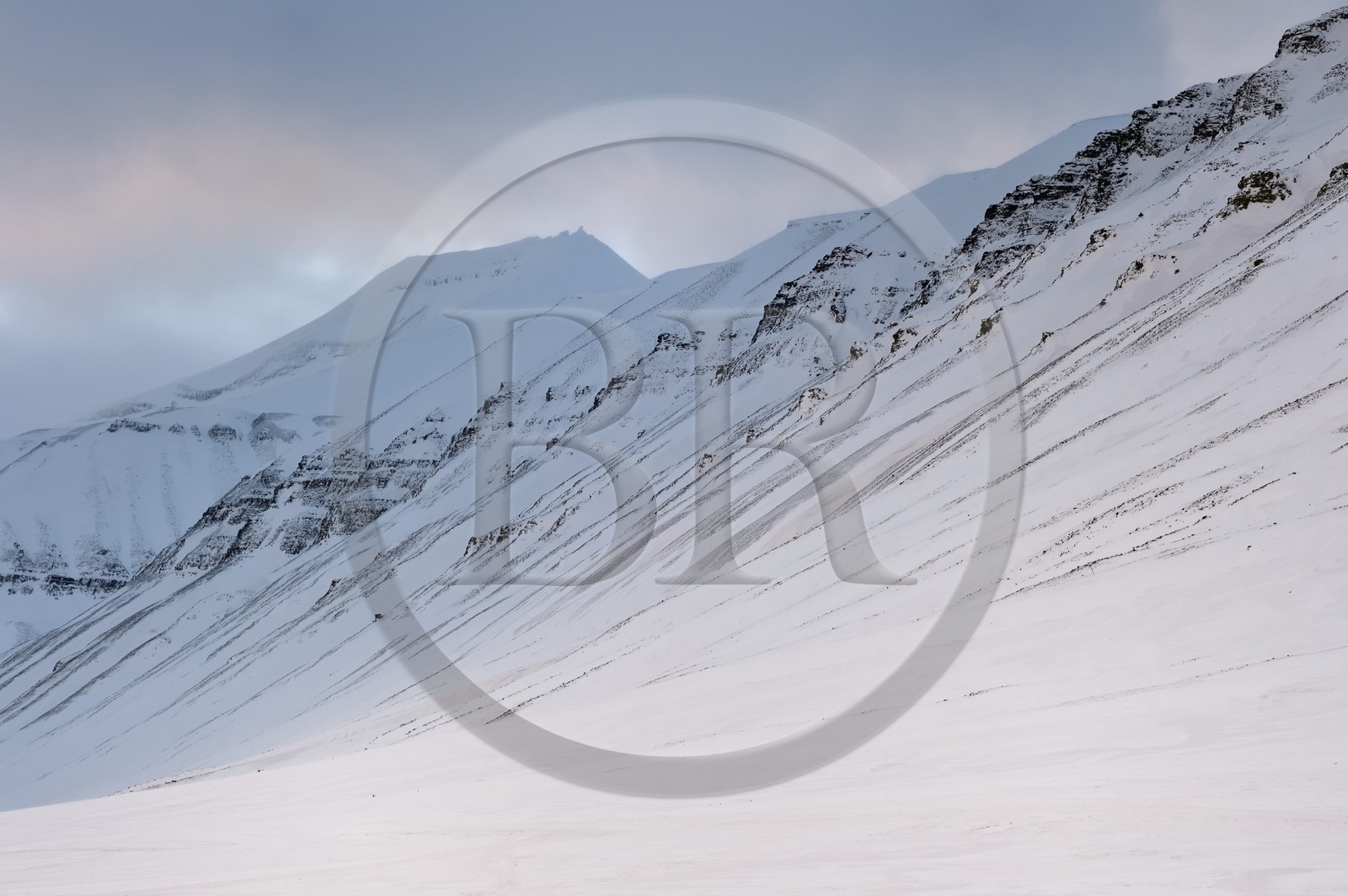 Norvège, Svalbard, Spitzberg, vallée de Adventdalen vers Longyearbyen