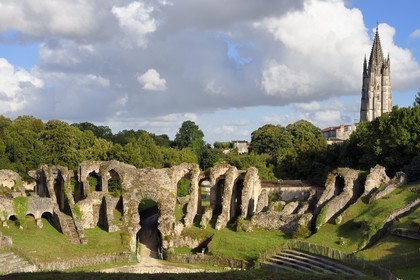 France, Charente-Maritime (17),  Saintonge, Saintes, amphithéâtre gallo-romain appelé localement les Arènes de Saintes, sa construction commence sous le règne de Tibère et s'achève sous le règne de Claude, vers 40 après JC, 127 mètres de long sur 102 de large, il pouvait accueillir près de 15 000 spectateurs, la basilique Saint-Eutrope en arrière plan