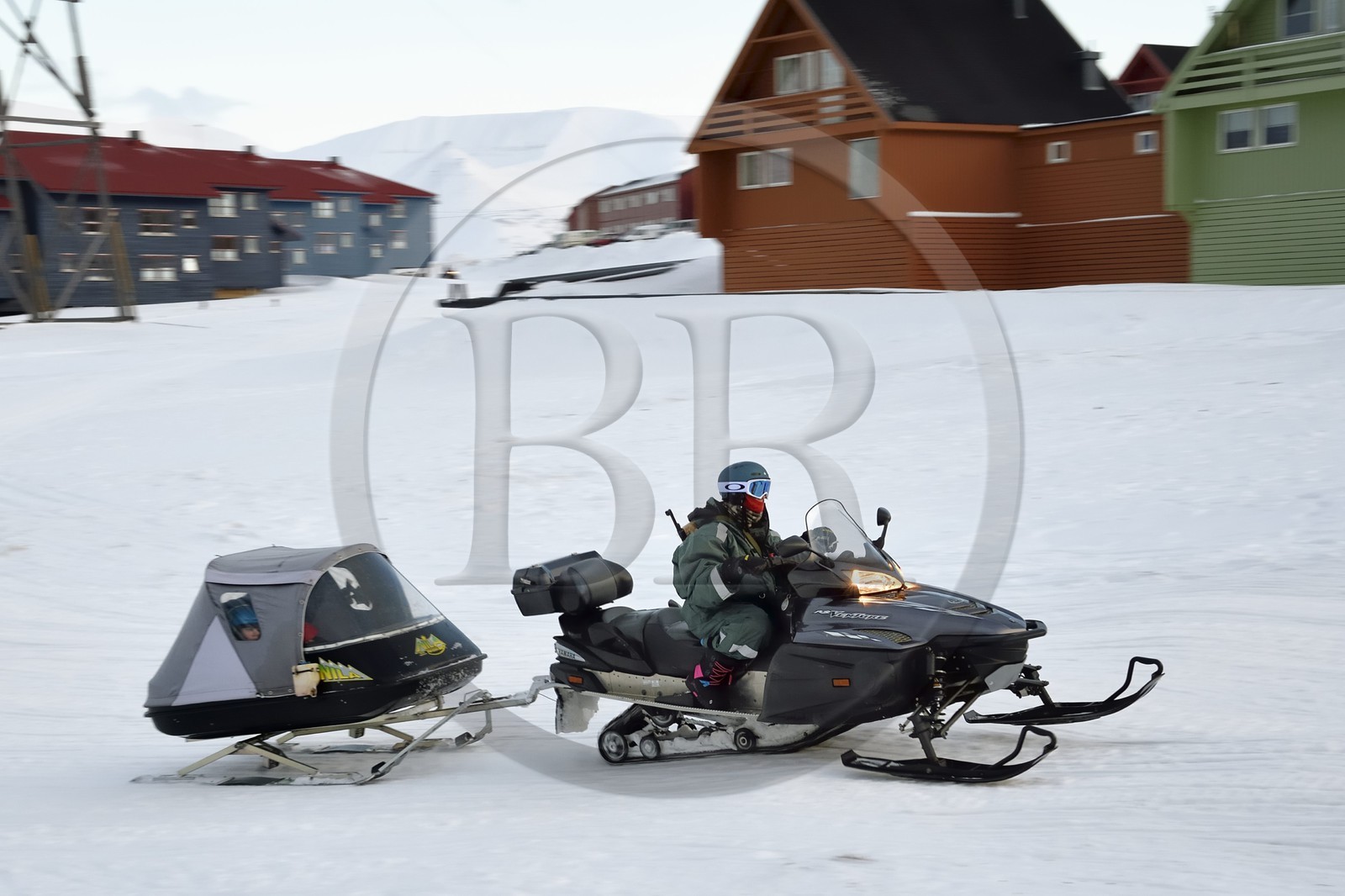 Norvège, Svalbard, Spitzberg, Longyearbyen, motoneige avec les enfants dans la remorque fermée