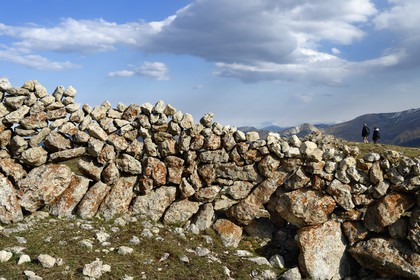 Azerbaïdjan, région de Quba (Guba), chaine de montagne du Grand Caucase, randonnée entre le village de Qalaxudat et de Giriz, mur en pierre