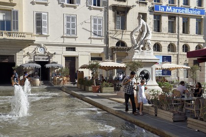 France, Bouches-du-Rhône (13), Marseille, le cours Estienne d'Orves, bassin et siège du journal La Marseillaise